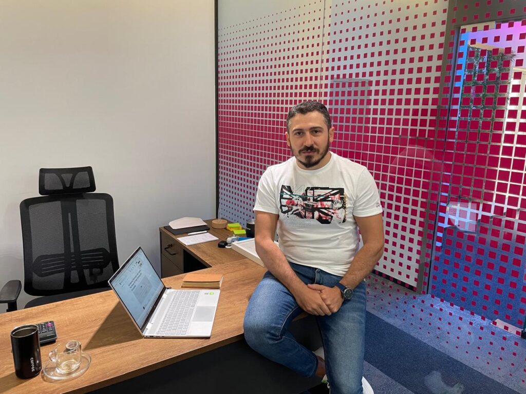 Elie Farhat hosting a live Q&A session on social media marketing and business leadership.